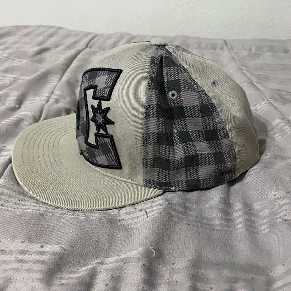 DC Flex-Fit cap - Picture 2 of 4